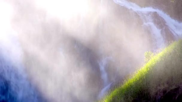Зачаровывающее Видео Туманных Водопадов Первозданной Природе — стоковое видео