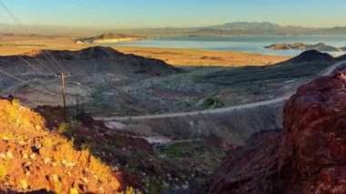 4K Video: Las Vegas yakınlarındaki Mead Gölü 'nde Düşük Su Seviyesi ve Otoyol Trafiği Kaydı