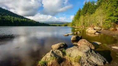 Çarpıcı 4K Zaman Sürati: Mt. Trillium Gölü 'ne bakan ve sürüklenen bulutlu Hood, Oregon, ABD