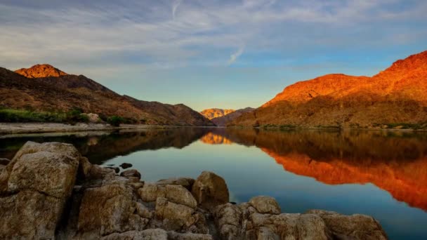 Oszałamiające Wideo Malowniczego Wschodu Słońca Nad Jeziorem Mojave Majestatycznymi Górami — Wideo stockowe