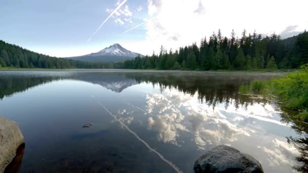 Vídeo Nubes Movimiento Reflexionando Sobre Lago Con Hood Oregon — Vídeo de stock