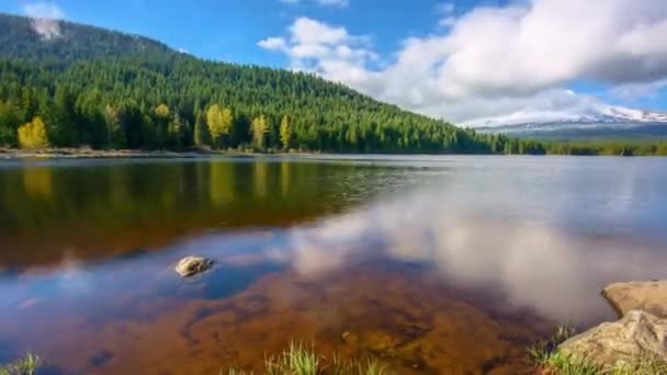 令人惊讶的4K时光飞逝 美国俄勒冈州漂移的云彩俯瞰三里乌尔湖的兜帽 — 图库视频影像