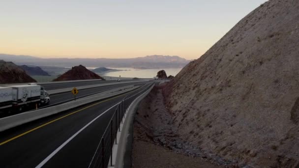 Βίντεο Καταγράψτε Χαμηλό Επίπεδο Νερού Στη Λίμνη Mead Highway Traffic — Αρχείο Βίντεο