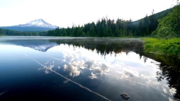 Video Moving Clouds Reflecting Lake Hood Oregon Usa — 图库视频影像