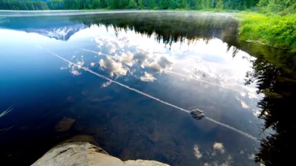 Video Flytande Moln Reflekterar Sjön Med Hood Oregon Usa — Stockvideo