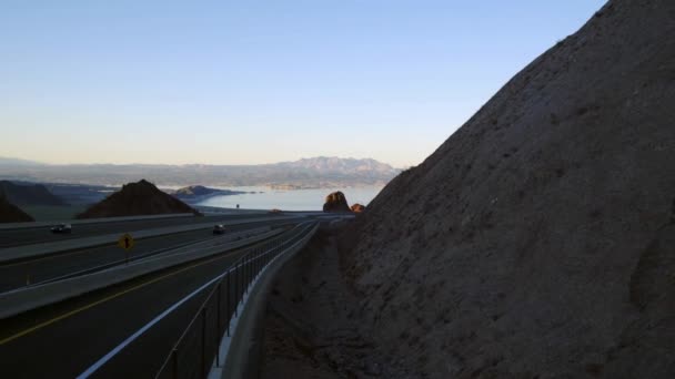 4Kビデオ ラスベガス近くの高速道路交通でミード湖で記録的な低水位 — ストック動画