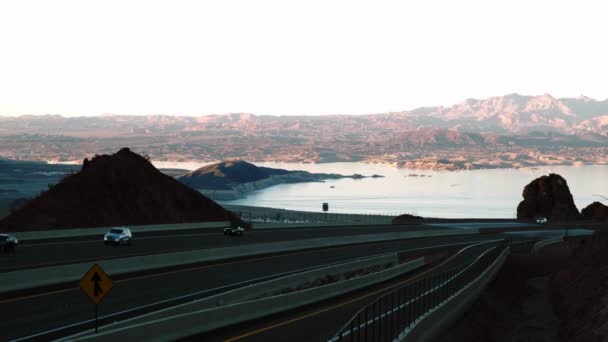 4Kビデオ ラスベガス近くの高速道路交通でミード湖で記録的な低水位 — ストック動画