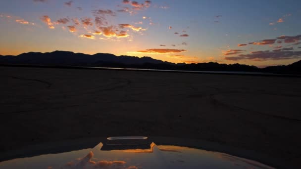 Spannende Road Desert Lake Driving Suv Avontuur Bij Zonsondergang — Stockvideo
