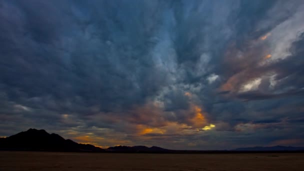 Dramatisk Morning Sky Vid Desert Lake Gryning Sprucken Lera Och — Stockvideo
