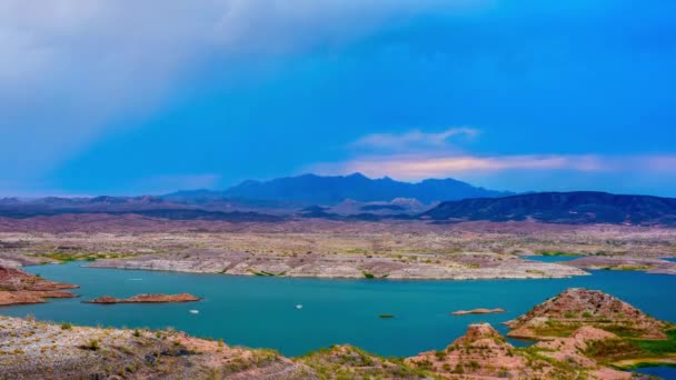 息を呑む4Kサンセット ミード湖とネバダ山の素晴らしいハーモニー — ストック動画
