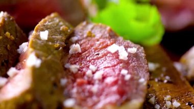 Mouthwatering 4K Video: Tuz ve Taze Bitkilerle Baharatlı Çiğ Et Bifteğinin Yakın Çekimi