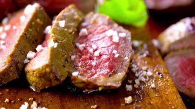 Yüksek Kaliteli 4K Video: Çiğ Bifteğin Yakın Çekimi - Mutfak Lezzeti