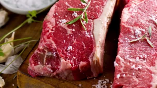 Mouthwatering Video Close Raw Meat Steak Seasoned Salt Fresh Herbs — Stok Video