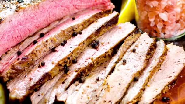 Sizzling Wideo Zbliżenie Soczyste Grillowana Wołowina Steak Mouthwatering Delight — Wideo stockowe