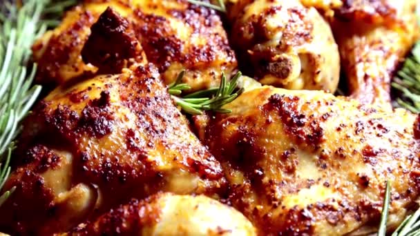 Dolly Shot Delight Bezárás Friss Fűszernövényekkel Átitatott Sült Csirkéről — Stock videók