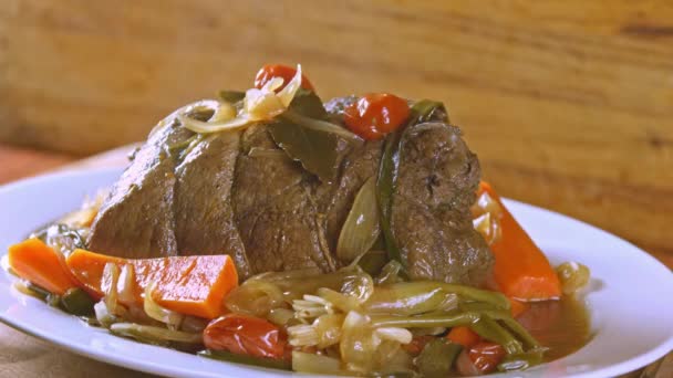 味を保存する 新鮮な野菜とローストビーフのクローズアップサービスの4Kビデオ — ストック動画