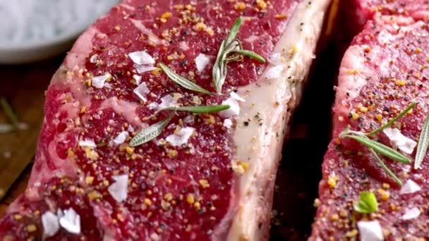 Verrukkelijke Video Close Van Rauwe Vleessteak Smaak Gebracht Met Zout — Stockvideo