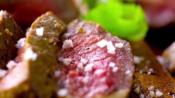 4Kビデオ 塩と新鮮なハーブで味付けされた生肉ステーキのクローズアップ — ストック動画