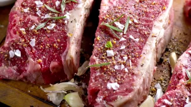 Mouthwatering Video Tuz Taze Bitkilerle Baharatlı Çiğ Bifteğinin Yakın Çekimi — Stok video