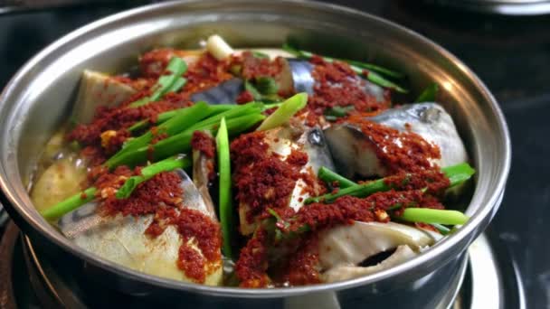 Spice Your Meal Wideo Bliska Przygotowanie Pikantnego Gulasz Rybny Patelni — Wideo stockowe