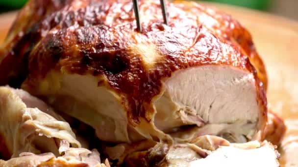 おいしい4Kビデオ ローストされた豚肉のサービングのクローズアップ 料理の満足 — ストック動画