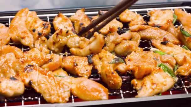 Kryddig Kyckling Sizzles Video Närbild Gas Grill Matlagning Glädje — Stockvideo