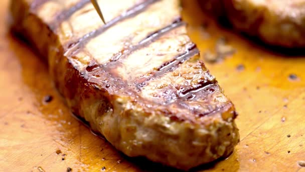 Sizzling Video Primer Plano Carne Res Parrilla Jugosa Delicia Riego — Vídeos de Stock