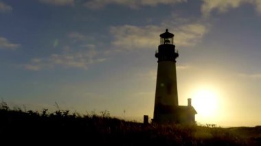 Olağanüstü 4K Dusk: Deniz feneri Silueti Akşam Gökyüzüne Karşı