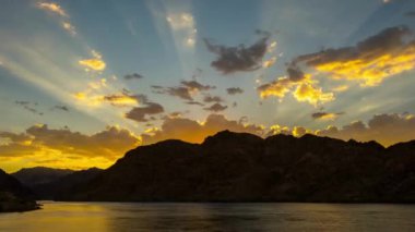 Görkemli Dağlarla Mojave Gölü 'nde Resim Gündoğumu' nun 4K videosu