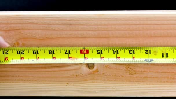 Přesné Detailní Záběr Měření Značení Dřeva Ručním Nářadím — Stock video
