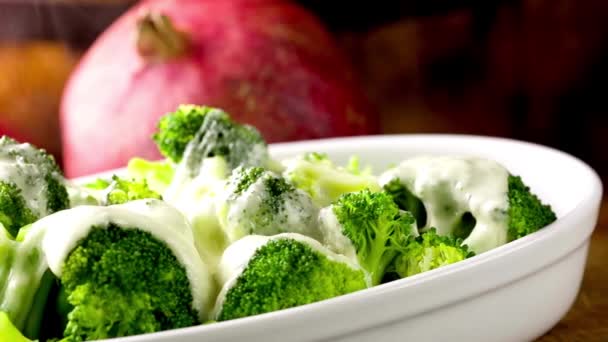 Video Delicioso Brócoli Cocido Vapor Con Queso Derretido — Vídeo de stock