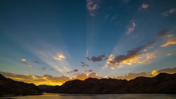 Потрясающее Видео Живописного Восхода Озере Мохаве Величественными Горами — стоковое видео