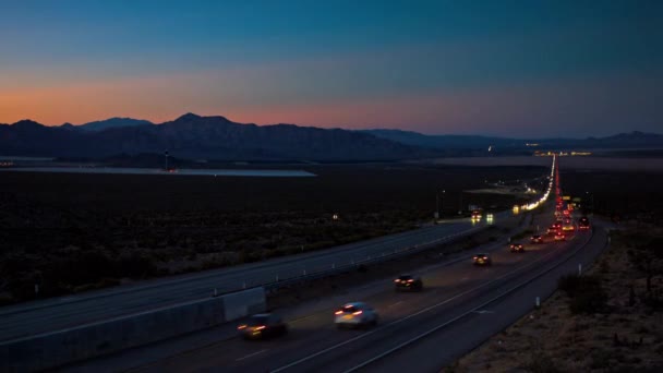 4K在I 15号州际公路向北驶向拉斯维加斯附近的加州和内华达州线的夜车 — 图库视频影像