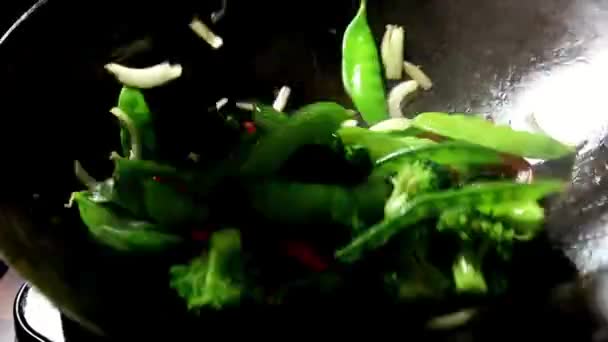Sizzling Zbliżenie Stir Frying Mieszane Warzywa Wok — Wideo stockowe