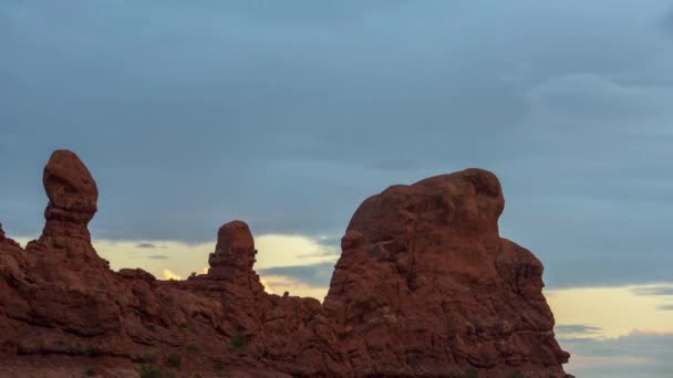 4K影像魔法 犹他州峡谷国家公园的平衡石 — 图库视频影像