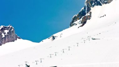 4K Video: Kayakçılar Karlı Dağ 'da Baharın tadını çıkarıyorlar. Güzel Bulutların Ortasında Başlıklı