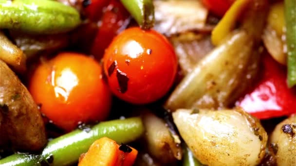 4Kドリーショット ロースト混合野菜のビデオ — ストック動画