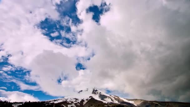 Video Lyžaři Užijte Jaro Snow Capped Hood Uprostřed Krásných Mraků — Stock video