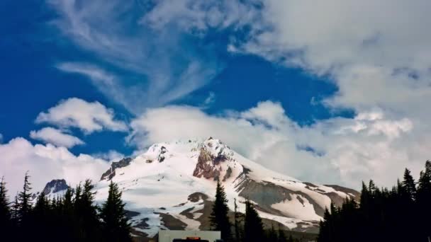 Video Snow Capped Hood Skiers Enjoying Spring Amidst Beautiful Clouds — Stock Video
