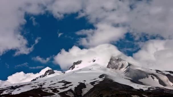 Βίντεο Springtime Σκιέρ Για Χιόνι Capped Χουντ Ανάμεσα Πανέμορφα Σύννεφα — Αρχείο Βίντεο