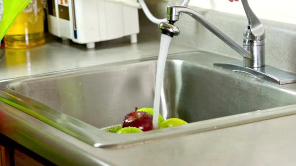 Vídeo Alta Qualidade Jovem Mulher Lavando Frutas Maçã Dissipador Cozinha — Vídeo de Stock