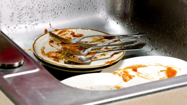 4Kビデオ キッチンシンクで汚れた料理を洗う若い女性 — ストック動画