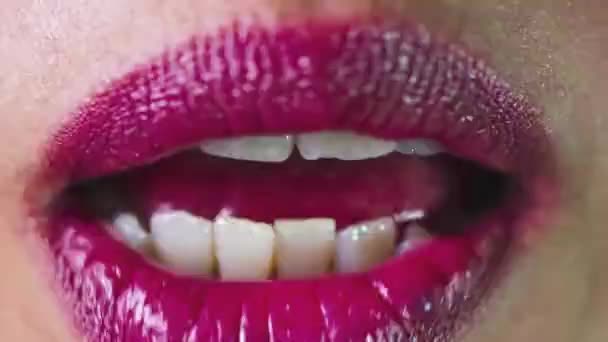Zeitraffer Frau Gespräch Lippen Großaufnahme — Stockvideo