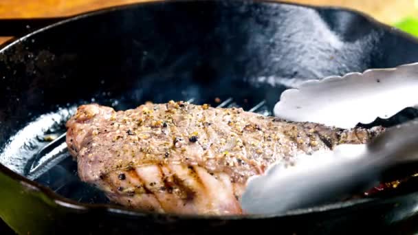 Vídeo Bife Carne Suculenta Grelhada Uma Frigideira Ferro Fundido — Vídeo de Stock