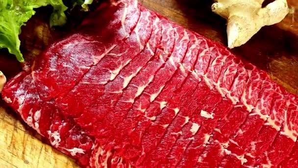 Video Dolly Shot Thinly Sliced Raw Beef Delectable Bulgogi — Stock Video