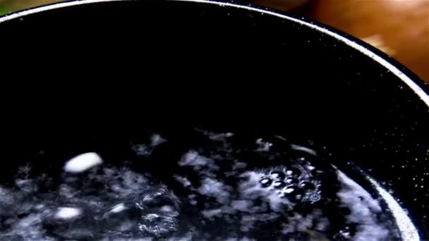 4Kビデオ 新鮮なシーフードディライトで柔らかい豆腐スープを調理する時間の不足 — ストック動画