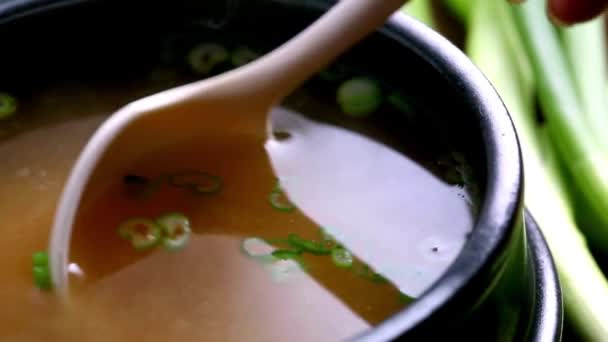 Відео Крупним Планом Суп Miso Залізній Сковороді — стокове відео