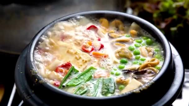 4Kビデオ 新鮮な野菜とシーフードのディライトと大豆ペーストホットポット — ストック動画