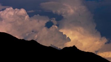 Çöl Dağları 'nda Fırtına Bulutları' nın 4K 'lık dramatik videosu