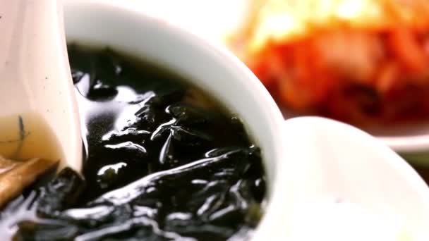 4Kビデオ テンダーチキン肉と海藻スープ — ストック動画
